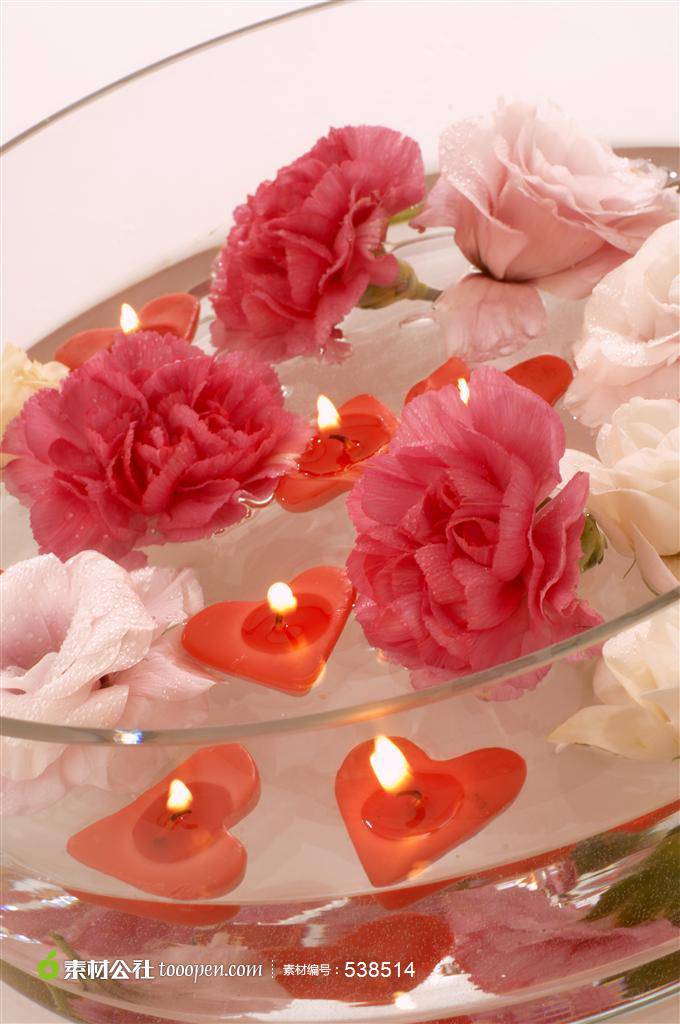 水上心形蜡烛与玫瑰花朵图片