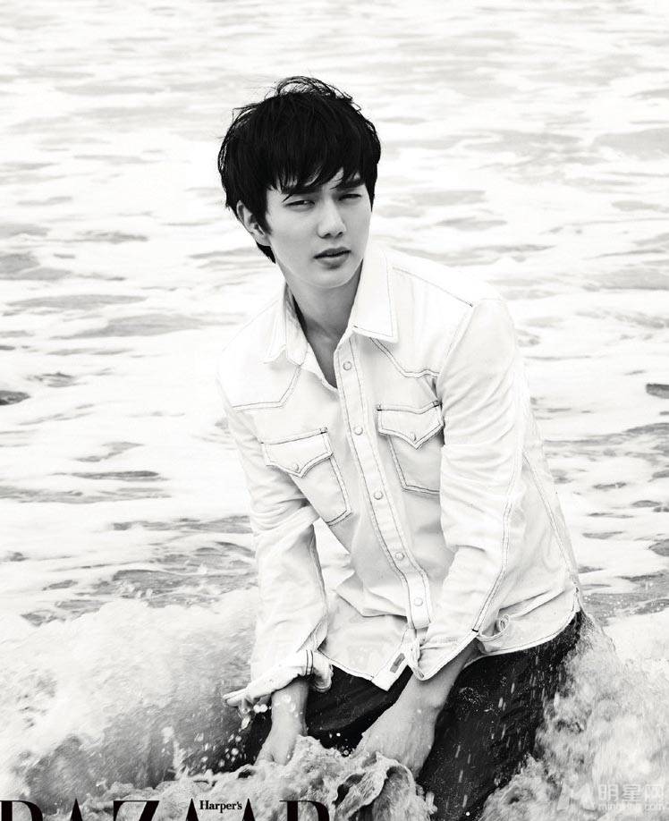 韩国男演员俞承豪帅气逼人海边写真