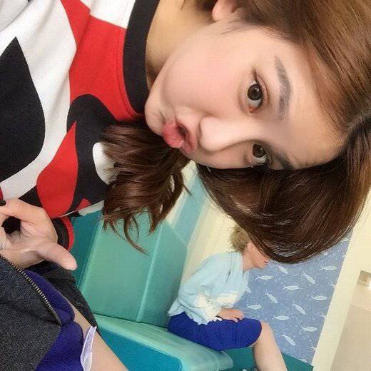 墨镜女生非主流搞怪自拍图片