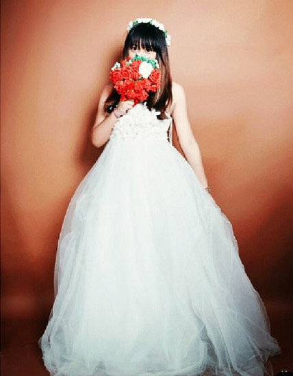 闫妮17岁女儿拍婚纱写真 目前在美国读高中