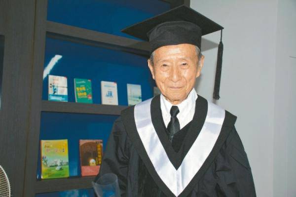 台湾85岁老人读完大学梦想成为专业导游
