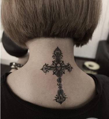 颈部时尚个性十字架纹身图片