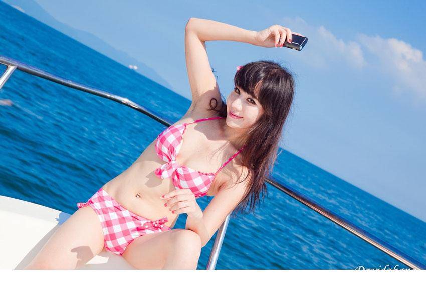 美女夏日船上内衣秀窈窕身段写真