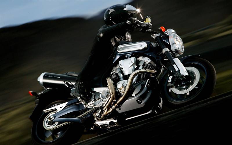 极速行驶的越野摩托车图片