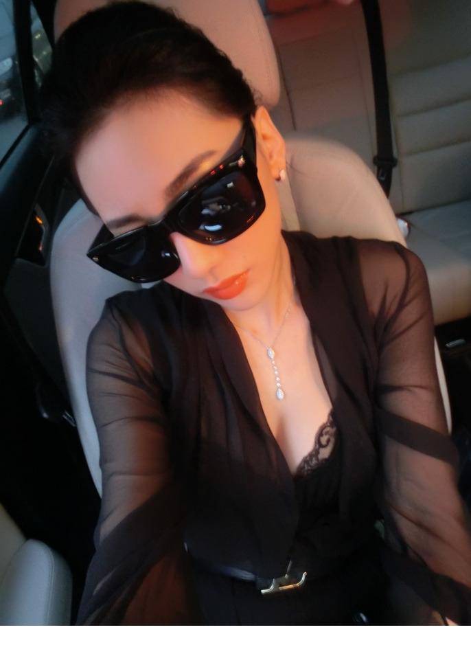 性感车模金美辛烈焰红唇迷人照