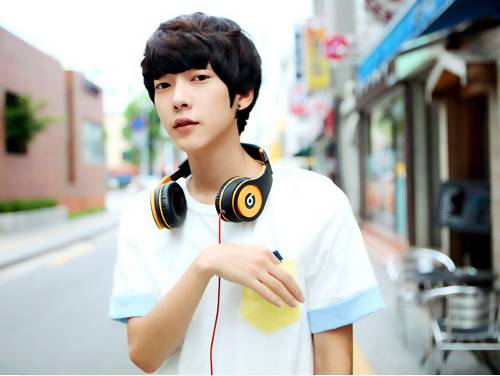 qq空间韩国帅气男生背景素材