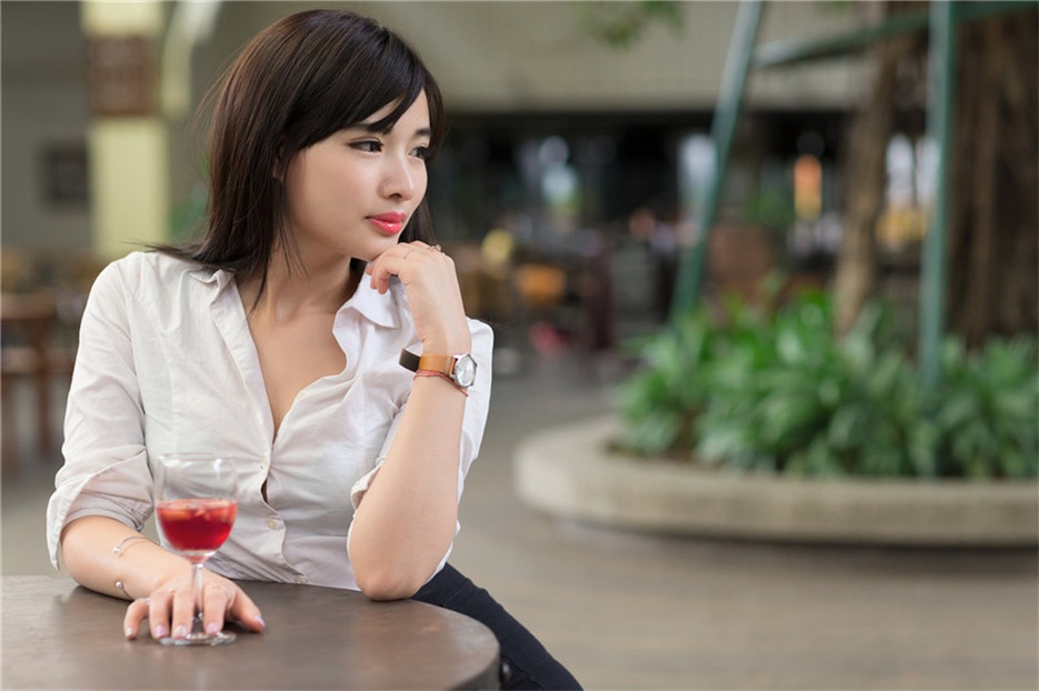 气质御姐秘书装扮诱人写真图片