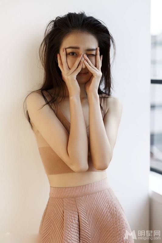 徐璐微露香肩展淡淡诱惑写真