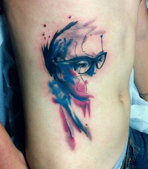 腰部另类个性的人物纹身图片