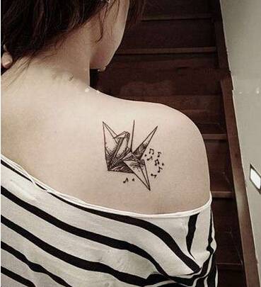 女生肩部纹身小图案刺青欣赏