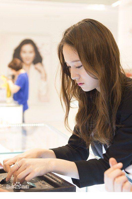 韩国女明星郑秀晶商场购物迷人组图