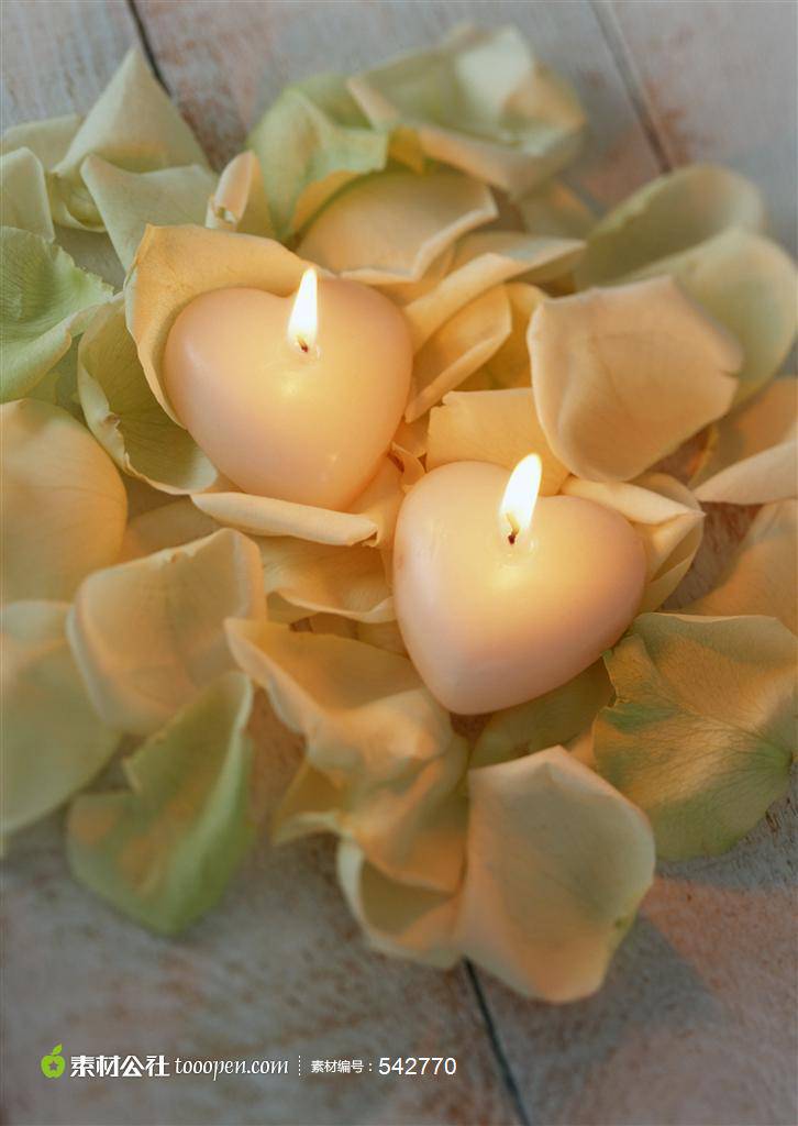 花瓣上燃烧的蜡烛摄影图片