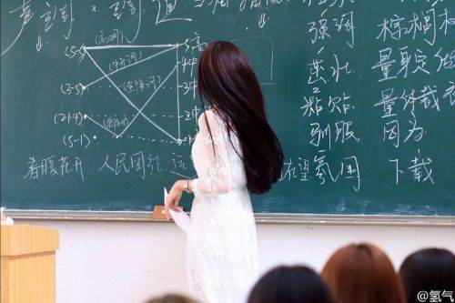 90后美女大学老师身材完爆韩最美体育老师
