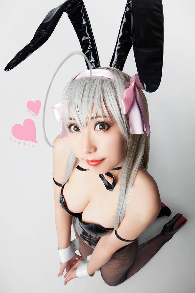 丰满美女Cosplay兔女郎性感十足