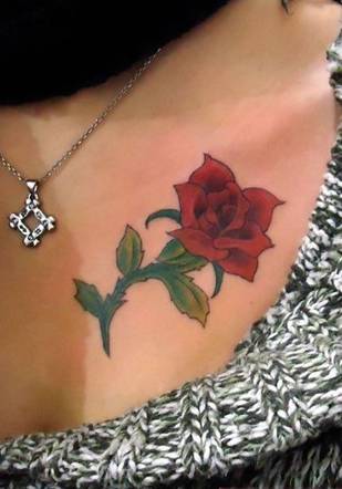 女生胸部玫瑰纹身图案柔美艺术
