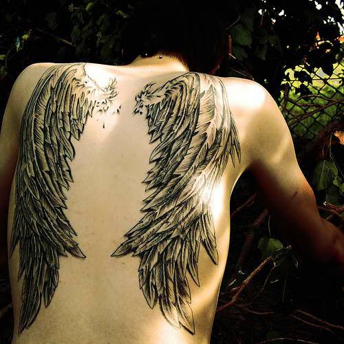 女生后背天使翅膀纹身图案性感迷人