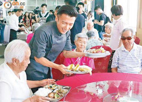 谢霆锋做义工 为老人们打饭送菜