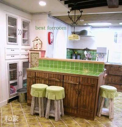 充满小资格调的厨房吧台装修效果图