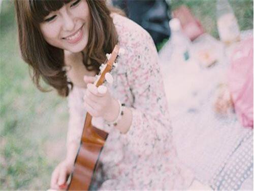 笑容甜美非主流卷发女生图片