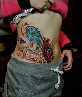 女生腰部的彩绘鲤鱼纹身图片