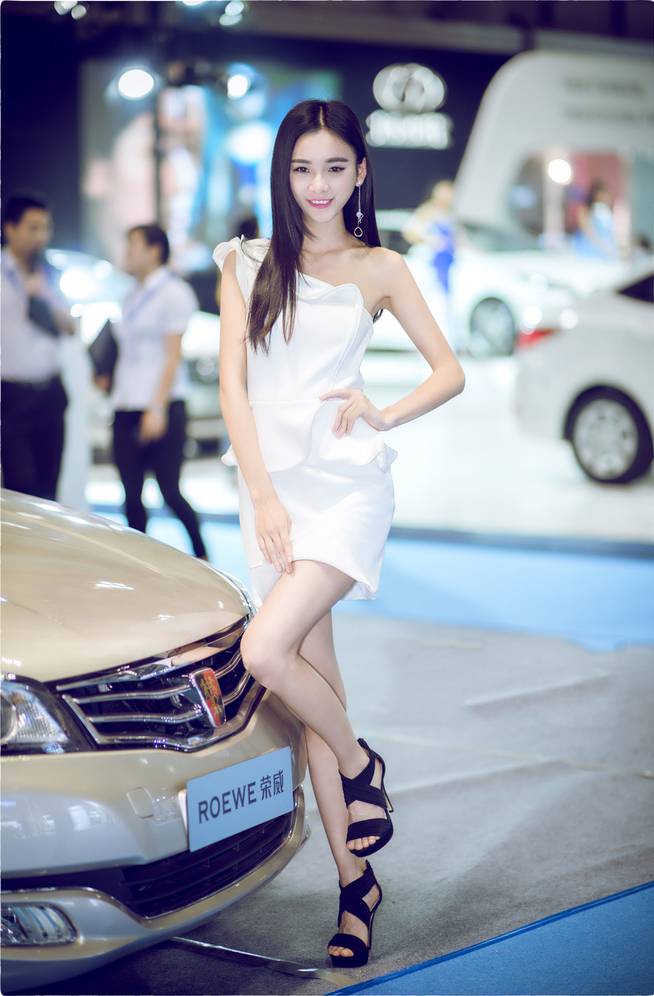 甜美女车模香车为伴性感美拍