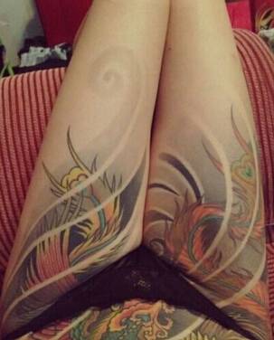 大腿上的时尚精美彩色纹身