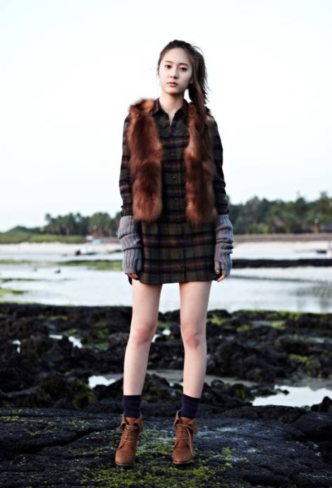 郑秀晶时尚搭配展完美身材户外写真