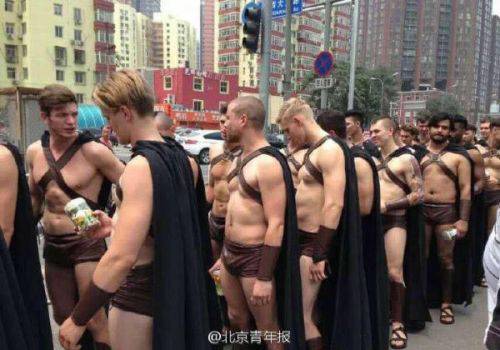 外国模特上身赤裸北京街头搞营销活动 引路人围观