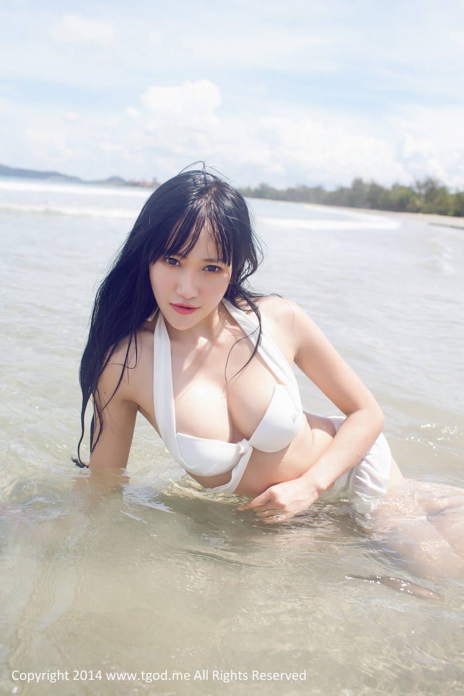 比基尼泳衣女郎杨上萱海边写真