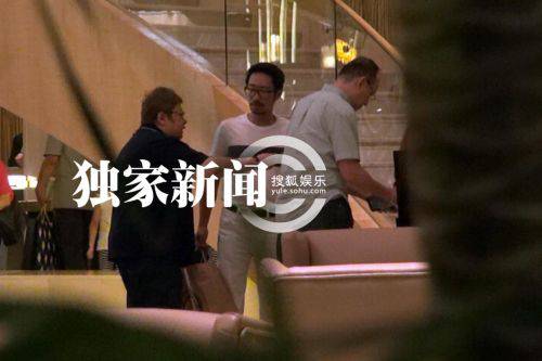 韩红乘豪车酒店会友 亲自排队买单(6)