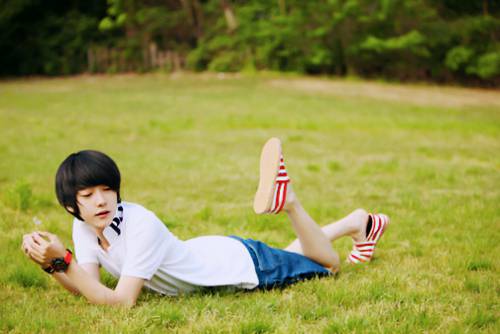 qq空间韩国帅气男生背景素材