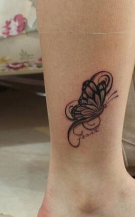 女生小腿优雅的蝴蝶纹身图片