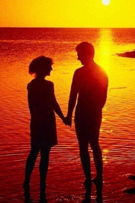 浪漫海边看日落情侣的图片