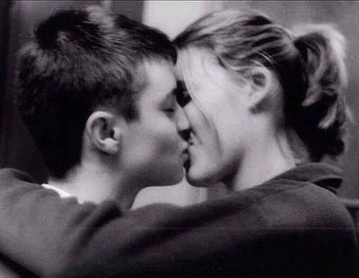 欧美范情侣甜蜜亲吻图