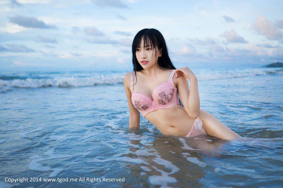 性感美女杨上萱夏日海边旅拍照