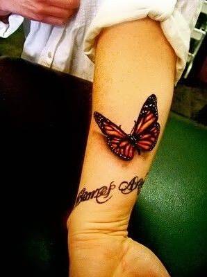 美女手部好看的蝴蝶纹身图片