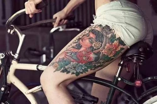 女孩腿部艺术纹身图案柔美优雅