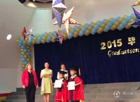 马景涛参加儿子幼儿园毕业典礼 肌肉抢镜