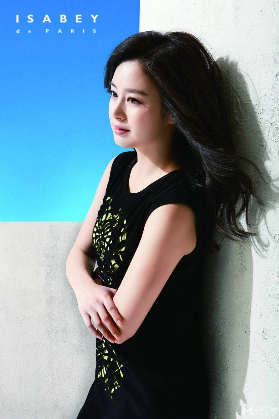 韩国女演员金泰熙代言品牌服饰尽显青春活力