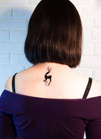 女生颈部鹿图腾刺青纹身图片