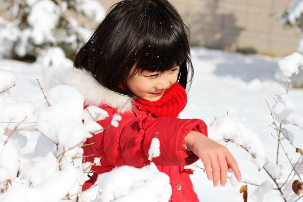 可爱甜心小美女纪姿含冬日雪地特写