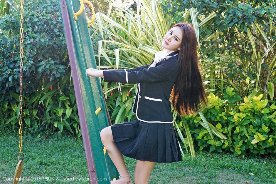 中分长发女神Cheryl青树初春户外写真