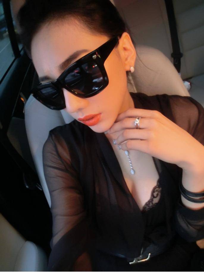 性感车模金美辛烈焰红唇迷人照