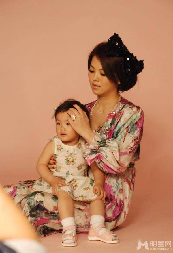 辣妈李湘与爱女王诗龄温情写真