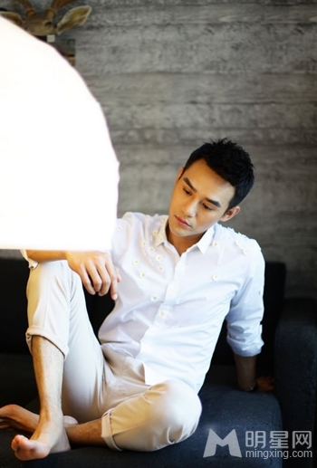 新晋男神王凯尽展慵懒随性写真