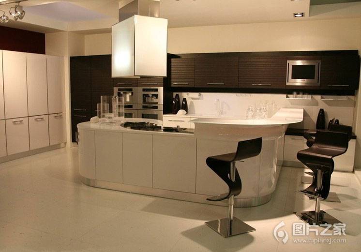 开放式欧式温馨厨房装修效果图欣赏