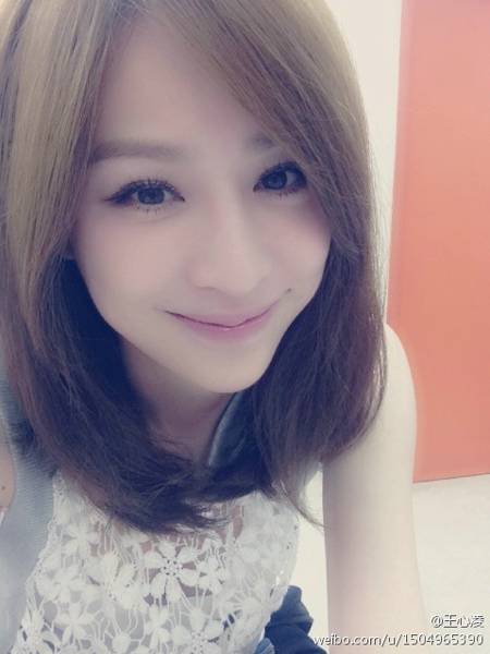 爱笑台湾女星王心凌自拍照