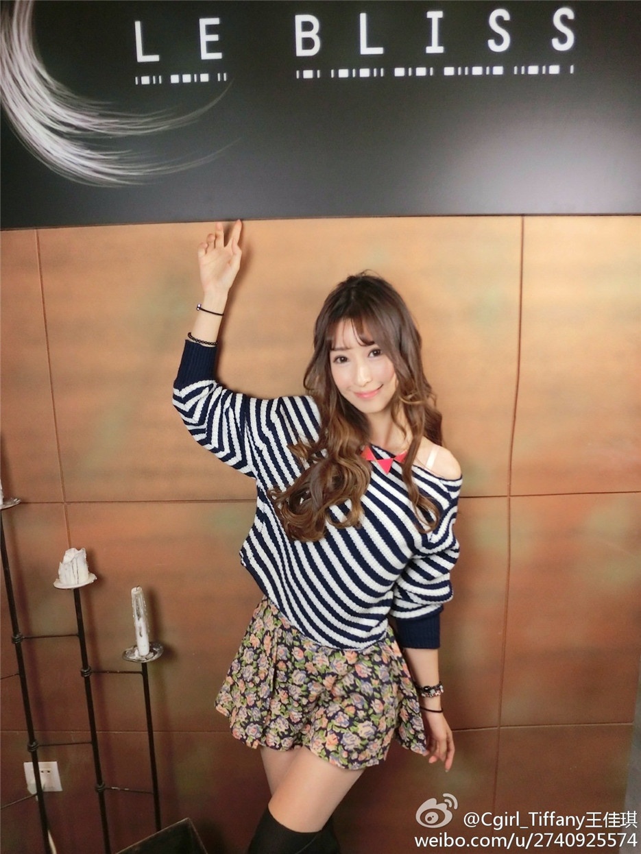 90后清纯宅男女神王佳琪微博私服照