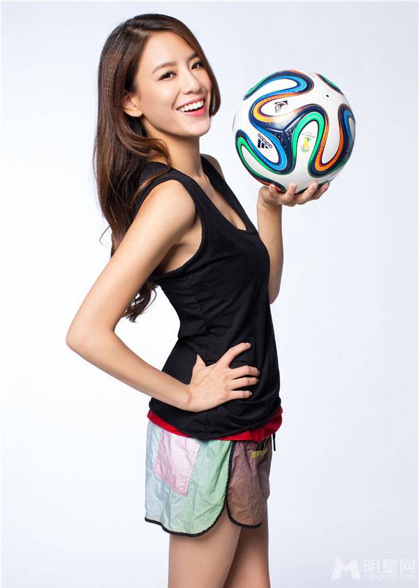 江语晨变身足球宝贝 甜美笑容显青春洋溢