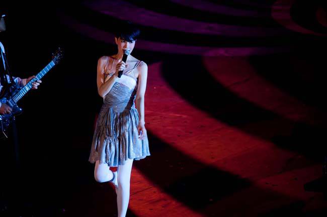 女歌手王菲巡回演唱会中的舞台照